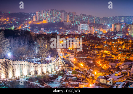 Seoul, Corea del Sud a Naksan Park e le vecchie mura della città. Foto Stock