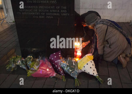 Londra, Regno Unito. 5 dicembre 2013, dopo aver udito la notizia che l'ex-presidente del Sud Africa e la battaglia per la libertà Nelson Mandela era morto, i londinesi si sono riuniti spontaneamente al Nelson Mandela statua al di fuori del Royal Festival Hall a Londra, Southbank e lasciato omaggi, fiori e candele. Foto: Nick Savage/Alamy Live News Foto Stock