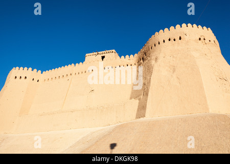 Akshi Bobo, una torre di Kunya Ark in centro, e la parete esterna del Ichan Kala, Khiva, Uzbekistan Foto Stock