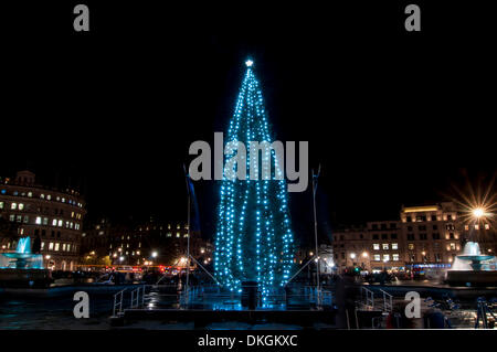 Trafalgar Square, Londra, UK, 5 dicembre 2013. L'illuminazione annuale di Trafalgar Square albero di Natale. La struttura ad albero viene donata dalla città di Oslo per il popolo di Londra ogni anno come segno di gratitudine per la Gran Bretagna è il sostegno durante la Seconda Guerra Mondiale. La struttura ad albero in primo luogo è stato inviato a Londra nel 1947, e la cerimonia di illuminazione in Trafalgar Square è venuto per contrassegnare l'inizio di Natale per molti nella capitale. Credito: Stephen Chung/Alamy Live News Foto Stock