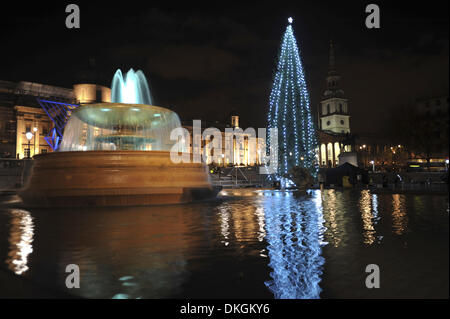 Londra, Regno Unito. Il 5 dicembre 2013. Il Trafalgar Square albero di Natale. L'abete norvegese è un presente da Oslo a cittadini di Londra, dato come un dono dal 1947 anni come segno di gratitudine per la Gran Bretagna è il sostegno durante la Seconda Guerra Mondiale. Credito: Michael Preston/Alamy Live News Foto Stock