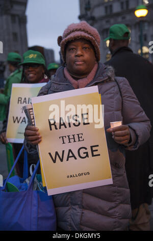 New York, Stati Uniti d'America. Il 5 dicembre 2013. Il Fast Food i lavoratori e i sindacati di supporto di un salario di sussistenza per tutti i lavoratori e il rally di marzo nella città di New York per inviare un messaggio al sindaco in arrivo Bill de Blasio administration Credit: David Grossman/Alamy Live News Foto Stock