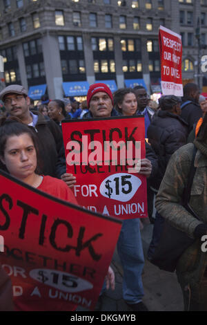 New York, Stati Uniti d'America. Il 5 dicembre 2013. Il Fast Food i lavoratori e i sindacati di supporto di un salario di sussistenza per tutti i lavoratori e il rally di marzo nella città di New York per inviare un messaggio al sindaco in arrivo Bill de Blasio administration Credit: David Grossman/Alamy Live News Foto Stock