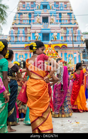 Indian ragazze in costumi tradizionali danze ad un festival per le strade di Puttaparthi. Andhra Pradesh, India Foto Stock