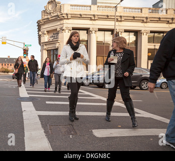 I pedoni attraversano una strada a Boston, Massachusetts, USA. Foto Stock