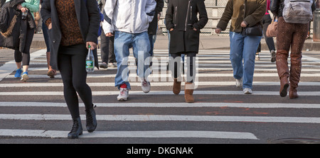 Persone attraversano una strada a Boston. Foto Stock