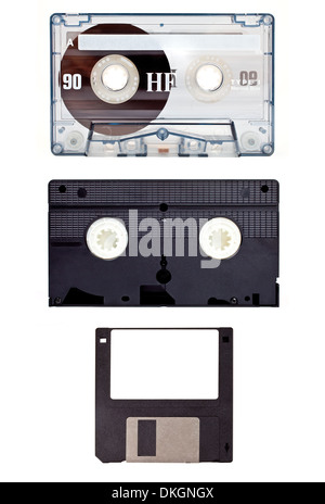 Vecchia tecnologia dispositivi audio - Cassetta a nastro, Video Tape e un disco floppy. Foto Stock