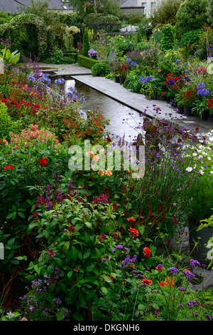 Il Giardino di Dillon Dublino Irlanda pond canal funzione acqua confine perenne contrasto colore fiore pianta di giardino combinazione Foto Stock