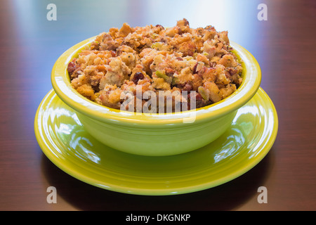 La Giornata del Ringraziamento Turchia ripieno con il pane di mais di mirtillo palustre di sedano nella ciotola verde sulla tavola di legno Foto Stock