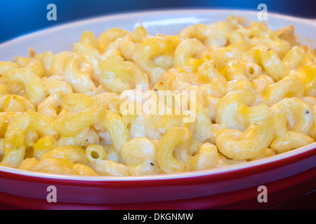 Maccheroni e formaggio in ceramica rossa Pirofila Closeup Foto Stock