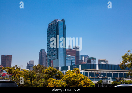 Il Los Angeles Convention Center (in primo piano) e il Ritz Carlton Hotel (highrise sfondo) vicino al centro cittadino di Los Angeles Foto Stock