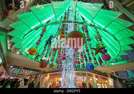 Toronto, Canada. 5 Dic, 2013. La gente acquista in un mercato che è decorato per il Natale si avvicina a Toronto in Canada, Dicembre 5, 2013. Credito: Zou Zheng/Xinhua/Alamy Live News Foto Stock