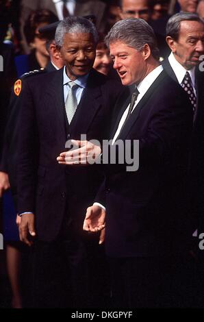 PICS FILE: Nelson Rolihlahla Mandela (Luglio 18, 1918 - 5 dicembre 2013), 95, conosciuta in tutto il mondo i diritti civili attivista e leader mondiale. Mandela emerse dal carcere di diventare il primo Presidente nero del Sud Africa nel 1994. Come un simbolo di pacificazione, ha vinto il 1993 Premio Nobel per la pace. Unite i suoi paesi anti-apartheid movimento nel suo 20s e poi l'ANC (African National Congress) nel 1942. Per i prossimi venti anni ha diretto una campagna di pacifica e non violenta defiance contro il governo del Sudafrica e le sue politiche razziste e per il suo impegno è stato rinchiuso per 27 anni. Foto Stock