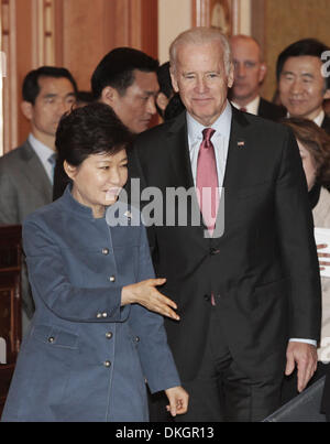 Seoul, Corea del Sud. Il 6 dicembre 2013. Il Presidente sud coreano Park Geun-hye (anteriore) soddisfa con U.S. Vice presidente Joe Biden alla presidential Blue House in Seoul, Corea del Sud, 6 dicembre 2013. Credito: Xinhua/Alamy Live News Foto Stock