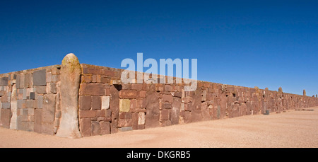 Vista panoramica di un impressionante alto muro di pietra a Tiwanaku - parte di rovine di antiche città in montagne delle Ande in Bolivia America del Sud Foto Stock