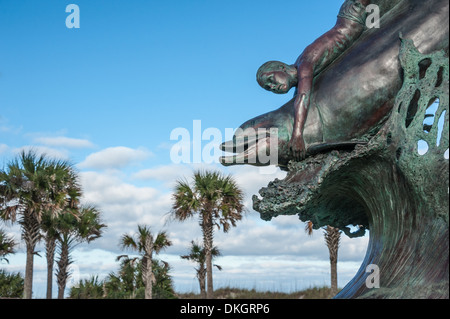 L'Oceanfront Park di Jacksonville Beach presenta la gioiosa statua di bronzo, Sea Express, di un ragazzo che cavalca la schiena di un delfino. (USA) Foto Stock