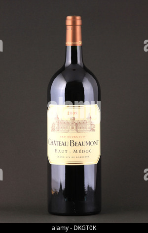 Una bottiglia di vino rosso con il nome di Chateau Beaumont, Haut-Medoc, Cru Bourgeois, 2009 Foto Stock