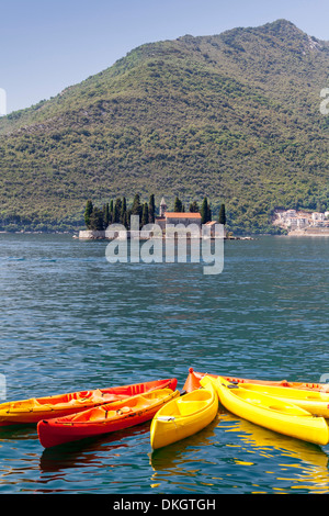 Vista dell'Isola di San Giorgio con il kayak in primo piano, Perast e della Baia di Kotor, Sito Patrimonio Mondiale dell'UNESCO, Montenegro, Europa Foto Stock