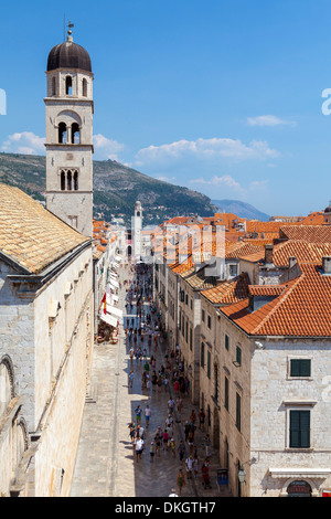 Dubrovnik Città Vecchia, sito UNESCO, visto dalle mura della città con la Chiesa di San Salvatore a sinistra, Dubrovnik, Dalmazia, Croazia Foto Stock