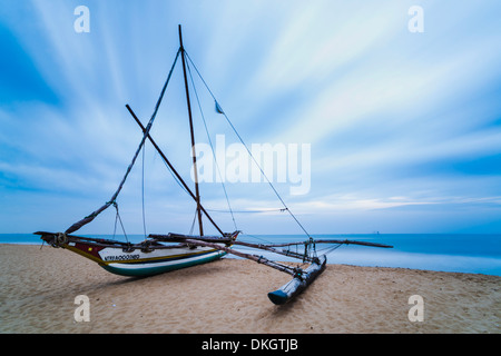 Outrigger barche da pesca sulla spiaggia di Negombo a sunrise, Sri Lanka, Asia Foto Stock