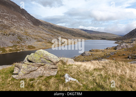 Llyn Ogwen, Ogwen Valley con la Glyderau mountain range su entrambi i lati, Gwynedd, il Parco Nazionale di Snowdonia, Wales, Regno Unito Foto Stock