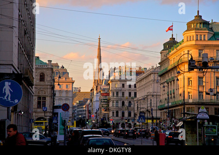 Scena cittadina con la cattedrale di Santo Stefano in background, Vienna, Austria, Europa Foto Stock