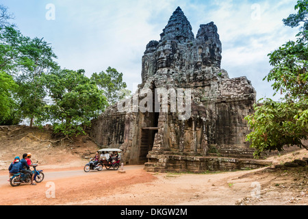 La porta sud di Angkor Thom, Angkor, Sito Patrimonio Mondiale dell'UNESCO, Siem Reap Provincia, Cambogia, Indocina, Asia sud-orientale, Asia Foto Stock