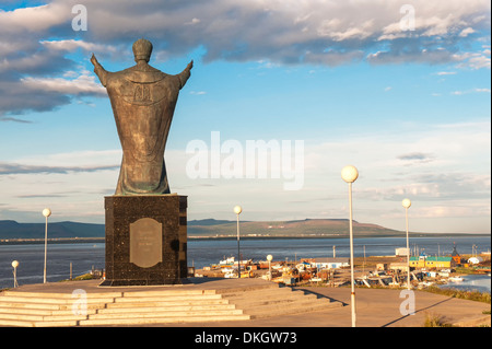 Saint Nicholas statua, città siberiana Anadyr, Chukotka Provincia, Estremo Oriente Russo, Eurasia Foto Stock