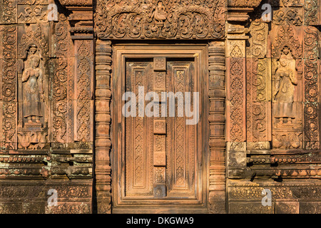Il bassorilievo di Banteay Srei tempio di Angkor, Sito Patrimonio Mondiale dell'UNESCO, Siem Reap Provincia, Cambogia, sud-est asiatico Foto Stock