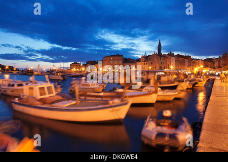 Navi e imbarcazioni presso il porto e la città vecchia con la cattedrale di Sant'Eufemia, al tramonto, Rovigno, Istria, Croazia, Adriatico Foto Stock
