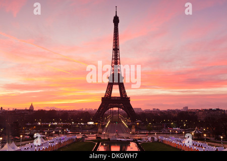 Torre Eiffel a sunrise, Parigi, Ile de France, Francia, Europa Foto Stock