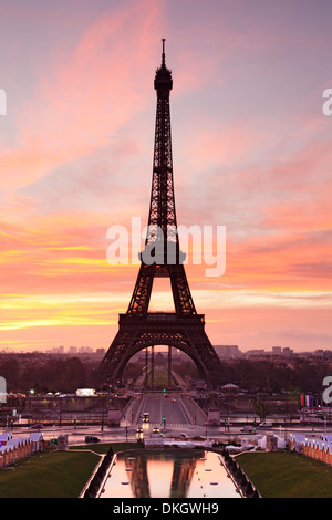Torre Eiffel a sunrise, Parigi, Ile de France, Francia, Europa Foto Stock