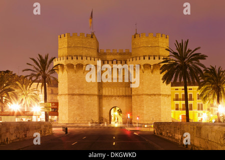 Torres de Serranos city gate al crepuscolo, Valencia, Comunidad Valenciana, Spagna, Europa Foto Stock