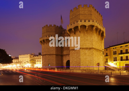 Torres de Serranos city gate al crepuscolo, Valencia, Comunidad Valenciana, Spagna, Europa Foto Stock