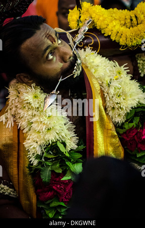 Un devoto, forato con una vel spiedino, partcipiating in Thaipusam festival, Grotte Batu, Kuala Lumpur, Malesia, sud-est asiatico Foto Stock