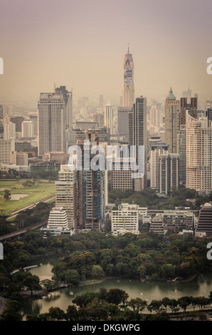 Lo skyline di Bangkok, tra cui Baiyoke Tower II (304m) e Parco Lumphinee, Bangkok, Thailandia. Foto Stock