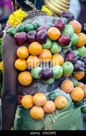 Un devoto trafitto laden con frutta, durante il festival di Thaipusam, Grotte Batu, Kuala Lumpur, Malesia, Asia sud-orientale, Asia Foto Stock