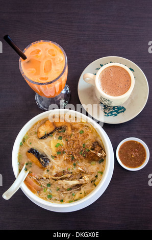 Kari kepala ikan (testa di pesce zuppa), the tarik (tirato) tè e succhi di frutta, Kuala Lumpur, Malesia, Asia sud-orientale, Asia Foto Stock
