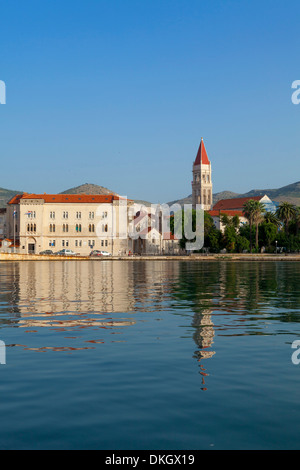 Trogir, vista della cattedrale di tutta l'acqua Foto Stock