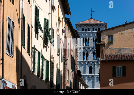 Via di Poggio e il Campanile di San Michele, Lucca, Toscana, Italia, Europa Foto Stock