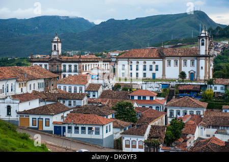 Vista sopra la città coloniale di Ouro Preto, Sito Patrimonio Mondiale dell'UNESCO, Minas Gerais, Brasile, Sud America Foto Stock