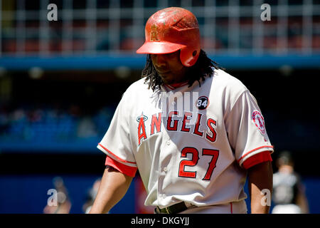 Giugno 04, 2009 - Toronto, Ontario, Canada - 4 Giugno 2009: Angeli Vladimir Guerrero (27) dopo la sua terra. Gli angeli Beat the Blue Jays 6-5 ha suonato presso il Rogers Centre in Toronto, ON. (Credito Immagine: © Steve Dormer Southcreek/Global/ZUMApress.com) Foto Stock