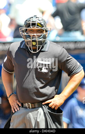 Luglio 01, 2009 - Toronto, Ontario, Canada - 01 Luglio 2009: Home plate arbitro Adrian Johnson guarda su durante la MLB partita giocata tra il Toronto Blue Jays e Tampa Bay Rays presso il Rogers Centre in Toronto, ON. Il Blue Jays sarebbe andare a sconfiggere i raggi 5-0. *****Solo uso editoriale* (credito Immagine: © Adrian Gauthier/Southcreek globale/ZUMApress.com) Foto Stock