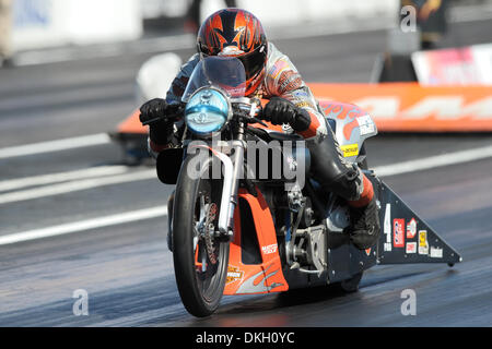 Luglio 26, 2009 - Sonoma, California, Stati Uniti d'America - 26 Luglio 2009: Andrew Hines di Brownsburg, in su la Screamin' Eagle/Vance & Hines HD V-asta durante il Pro Stock Motorcycle eliminazioni presso la Fram Autolite NHRA cittadini a Infineon Raceway, Sonoma, CA (credito Immagine: © Matt Cohen/Southcreek globale/ZUMApress.com) Foto Stock