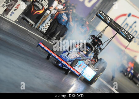 Luglio 26, 2009 - Sonoma, California, Stati Uniti d'America - 26 Luglio 2009: Antron Brown di Pittsboro, in strumenti di Matco Hadman dragster durante Top Fuel eliminazioni presso la Fram Autolite NHRA cittadini a Infineon Raceway, Sonoma, CA (credito Immagine: © Matt Cohen/Southcreek globale/ZUMApress.com) Foto Stock