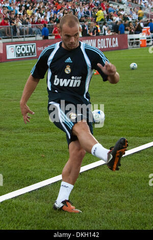 Agosto 06, 2009 - Toronto, Ontario, Canada - 6 August 2009: Sneijder (23) del Real Madrid FC della Liga in Spagna pratica sulla nuova posa erba il giorno prima della loro partita amichevole contro il Toronto FC della MLS al BMO Field di Toronto, Ontario. (Credito Immagine: © Steve Dormer Southcreek/Global/ZUMApress.com) Foto Stock