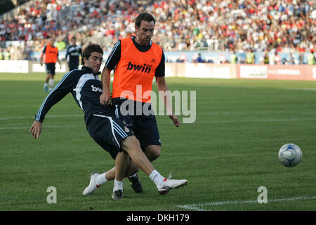 Agosto 06, 2009 - Toronto, Ontario, Canada - 6 August 2009: Ruben de Le rosso (18) prepara un colpo come Christoph Metzelder (21) copre lui. Real Madrid FC della Liga in Spagna pratica sulla nuova posa erba il giorno prima della loro partita amichevole contro il Toronto FC della MLS al BMO Field di Toronto, Ontario. (Credito Immagine: © Steve Dormer Southcreek/Global/ZUMApress.com) Foto Stock