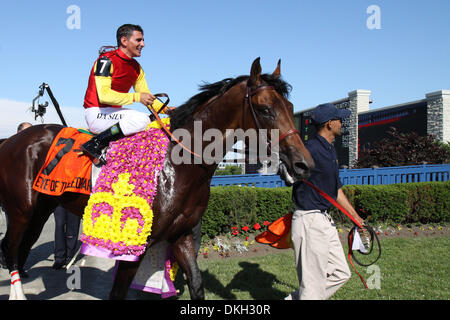 Occhio di Leopard (7) e jockey Eurico Rosa da Silva celebrare dopo aver vinto il centocinquantesimo piastra Queens Domenica a Woodbine Racetrack a Toronto, Ontario in Canada. (Credito Immagine: © Anson appeso/Southcreek globale/ZUMApress.com) Foto Stock