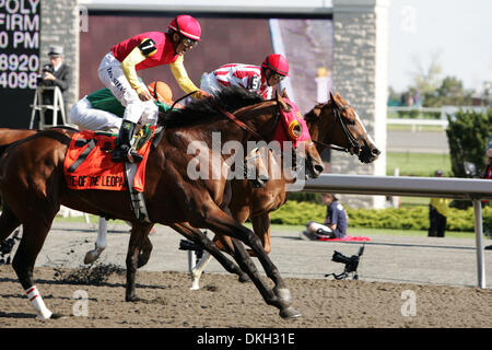 Occhio di Leopard (7) e jockey Eurico Rosa da Silva refilato passato front-in esecuzione il sig. Foricos due U (5) a vincere il centocinquantesimo piastra Queens Domenica a Woodbine Racetrack a Toronto, Ontario in Canada. (Credito Immagine: © Anson appeso/Southcreek globale/ZUMApress.com) Foto Stock