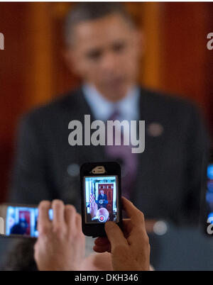 Washington DC, Stati Uniti d'America. Il 5 dicembre 2013. Il Presidente degli Stati Uniti Barack Obama fa commento alla giornata di seconda accoglienza Chanukah nel grande atrio in Washington, DC il giovedì, 5 dicembre 2013. Credito: Ron Sachs / Pool via CNP/dpa/Alamy Live News Foto Stock